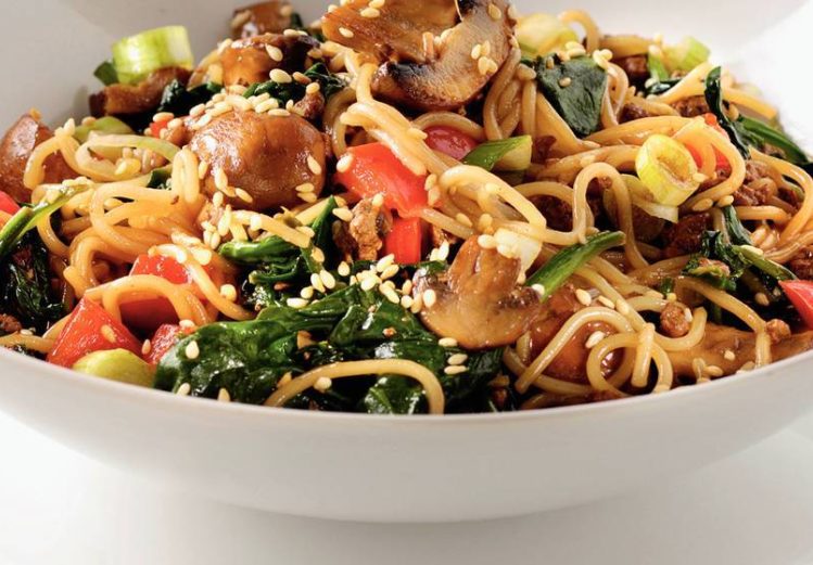 Chow mein met spinazie